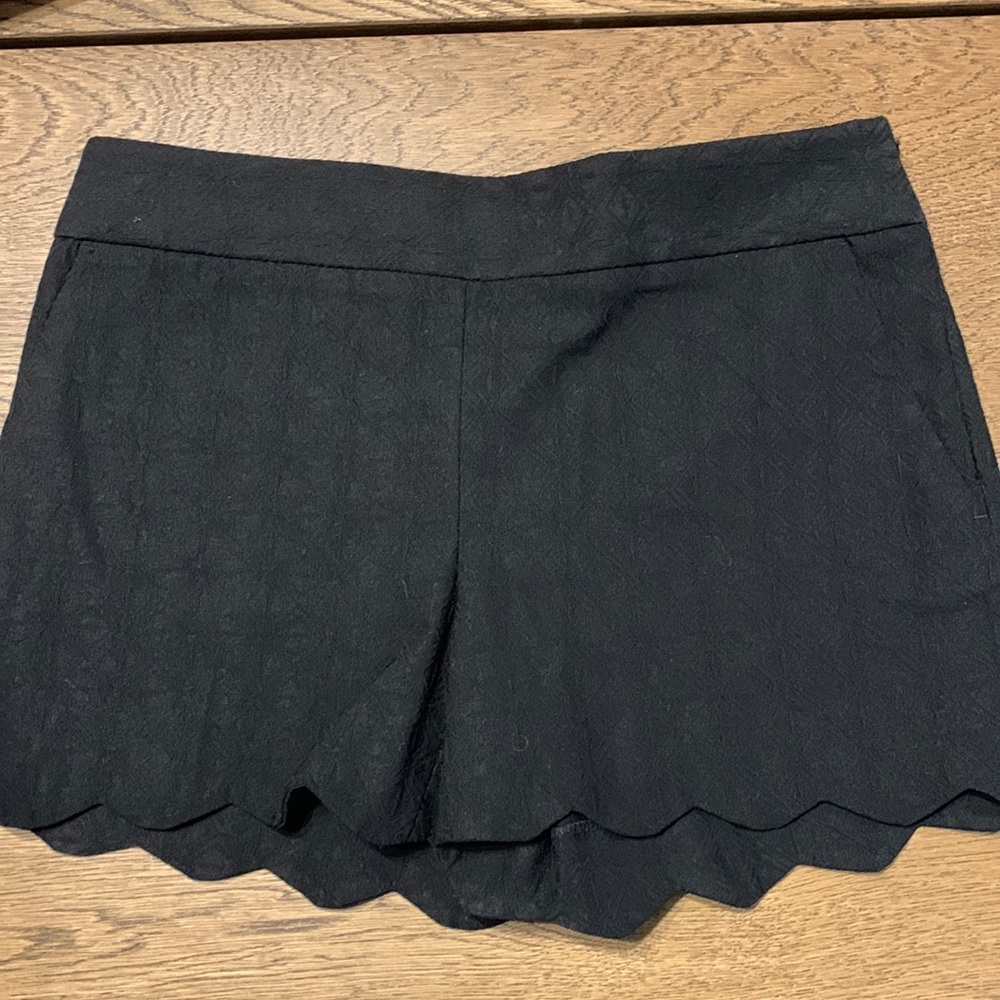 Black Scallop bottom shorts with side zipper. Loft. NWT. Size 4. 4”.
